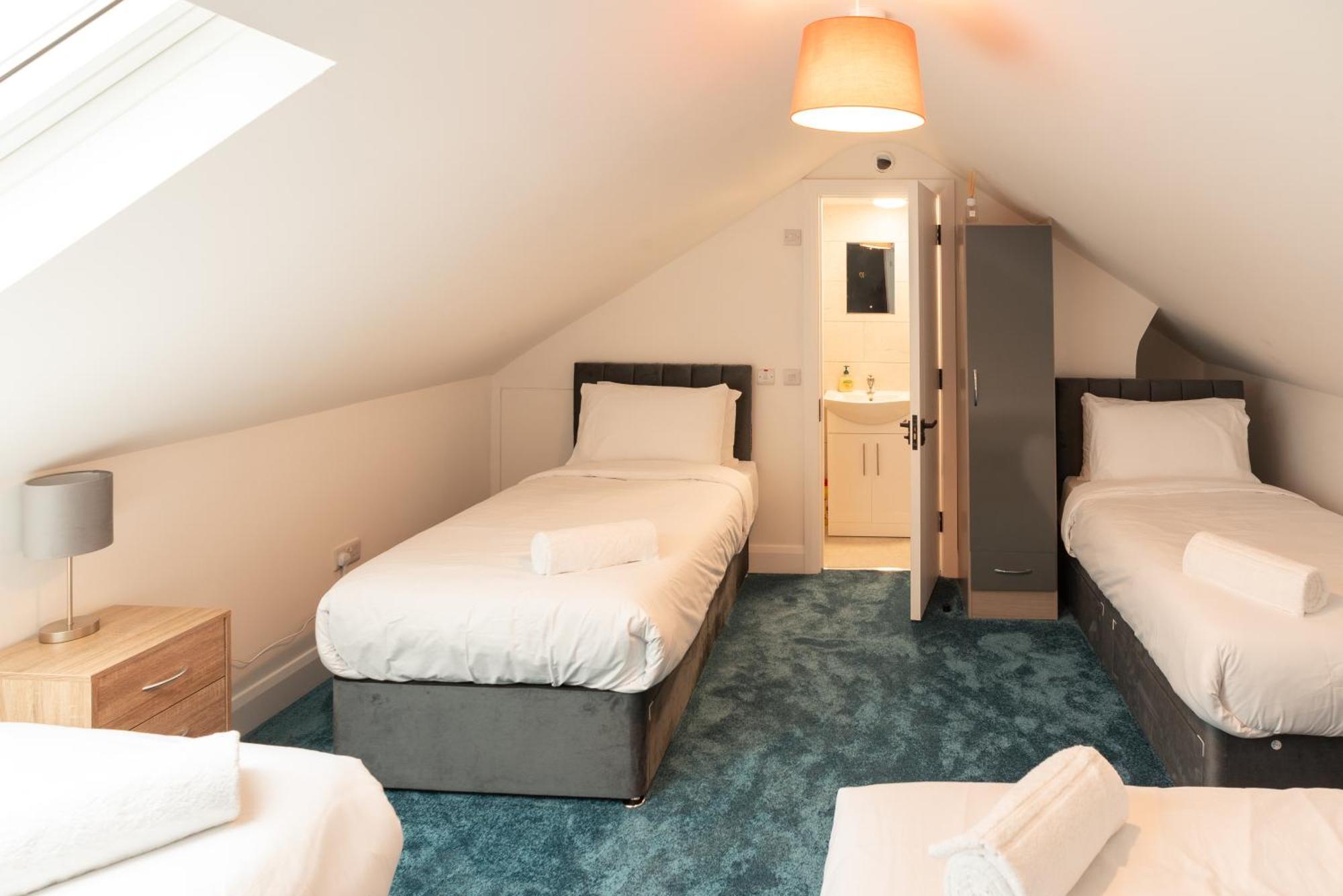 Quadruple Room with Private Bathroom