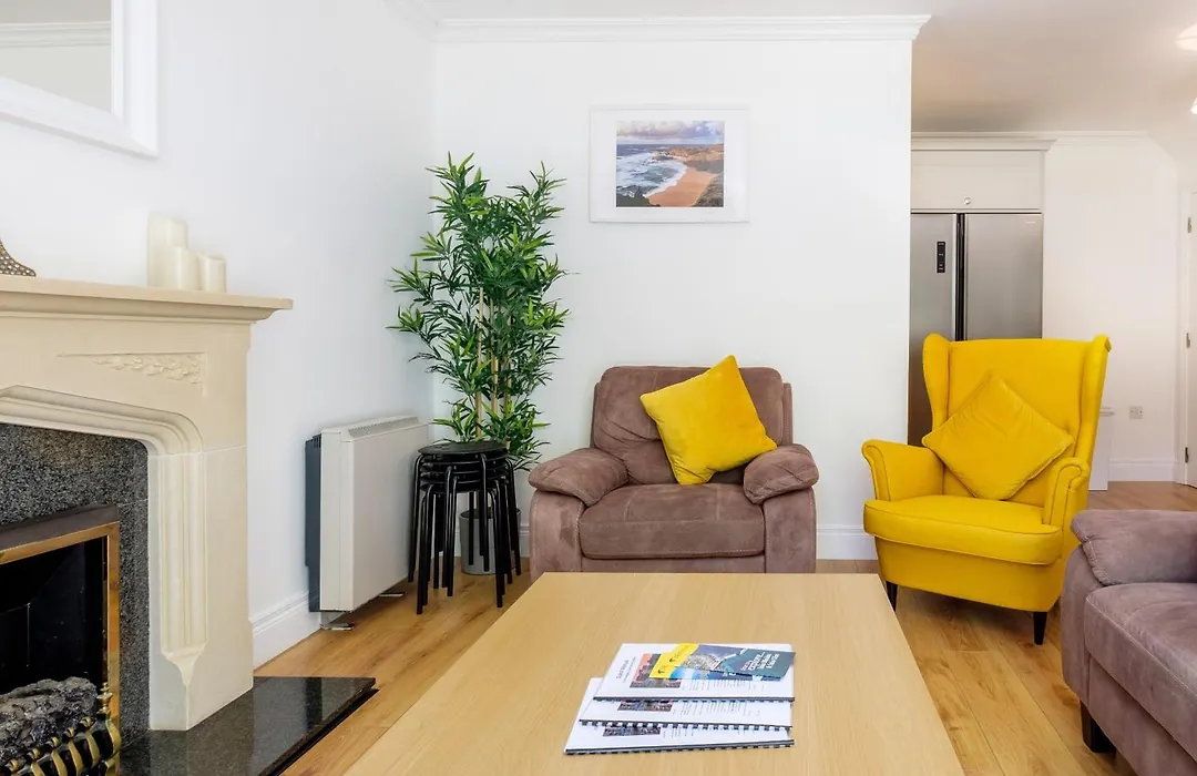 Stylish & Modern 6-Bed City Townhouse W/Parking-1