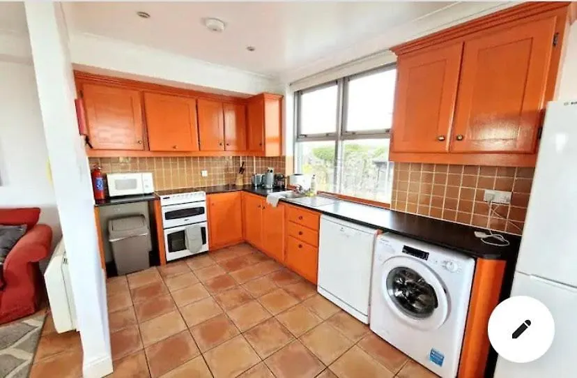Cool Dockland Apt, Sleeps 5, With Parking-1