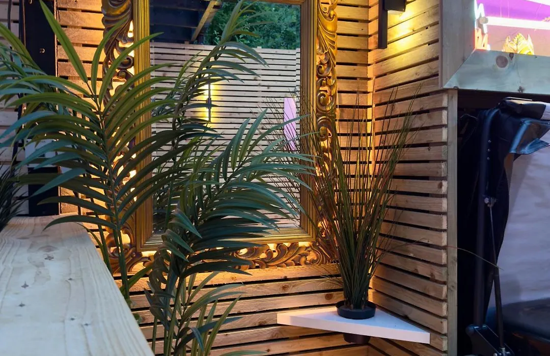 Stylish City Centre Hideaway & Private Hot Tub-1