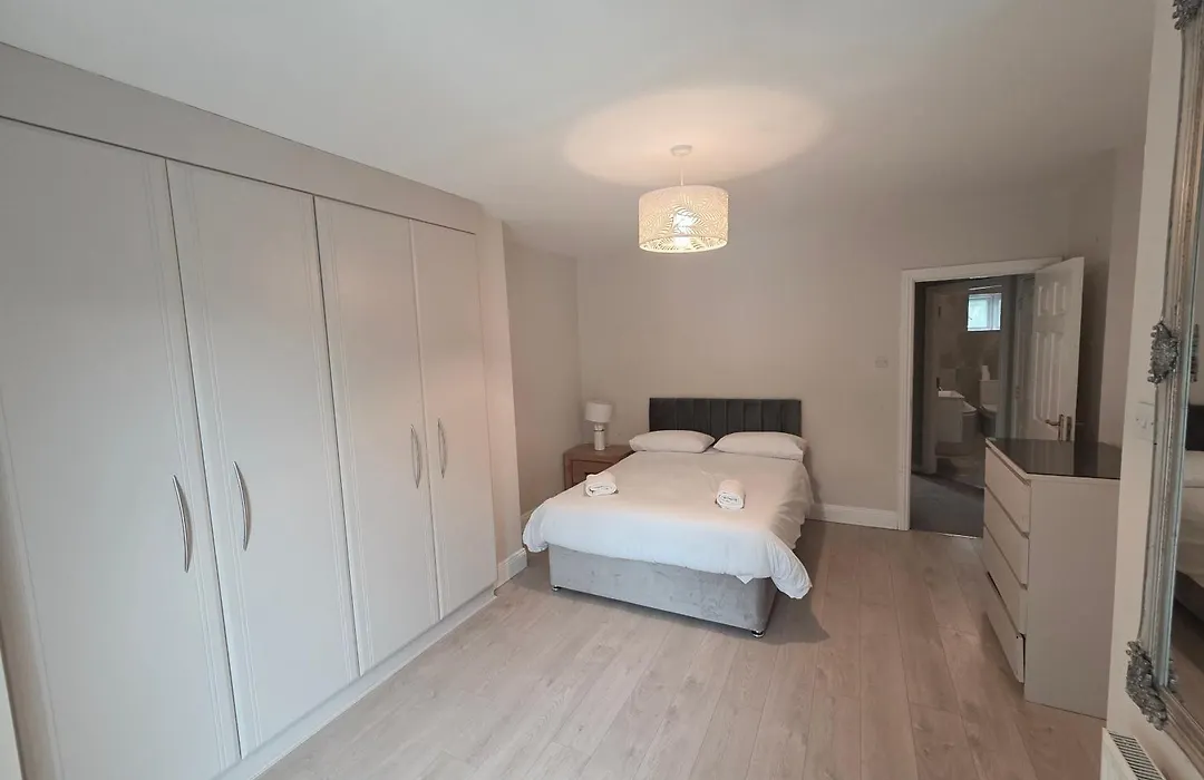 Stylish Spacious 4 Bedroom House-1