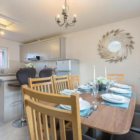 Town Square Townhouse - Best Location In Galway-2