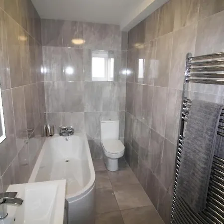 Stylish Spacious 4 Bedroom House-3