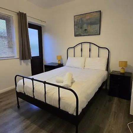 Trendy Westend Apartment - One Bed-3