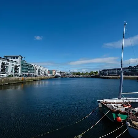 Stylish & Modern 6-Bed City Townhouse W/Parking-2