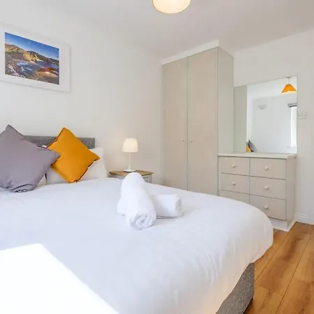 Stylish & Modern 6-Bed City Townhouse W/Parking-2
