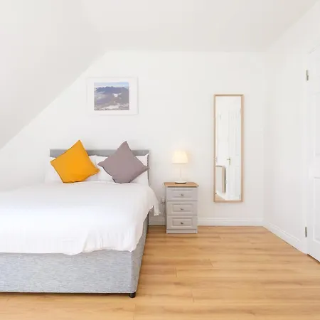 Stylish & Modern 6-Bed City Townhouse W/Parking-3