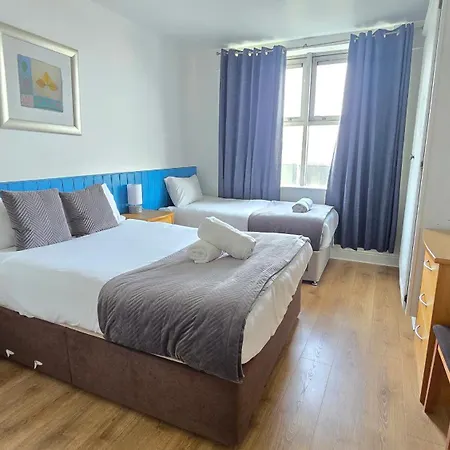 Cool Dockland Apt, Sleeps 5, With Parking-3