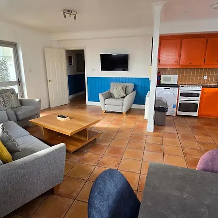 Cool Dockland Apt, Sleeps 5, With Parking-2