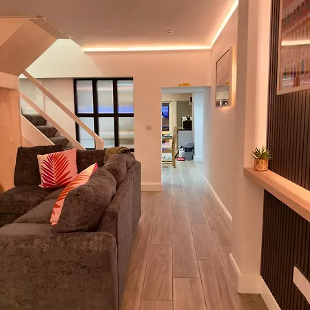 Stylish City Centre Hideaway & Private Hot Tub-3