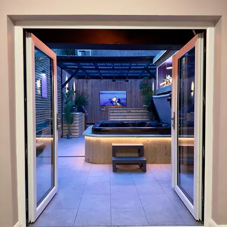 Stylish City Centre Hideaway & Private Hot Tub-2