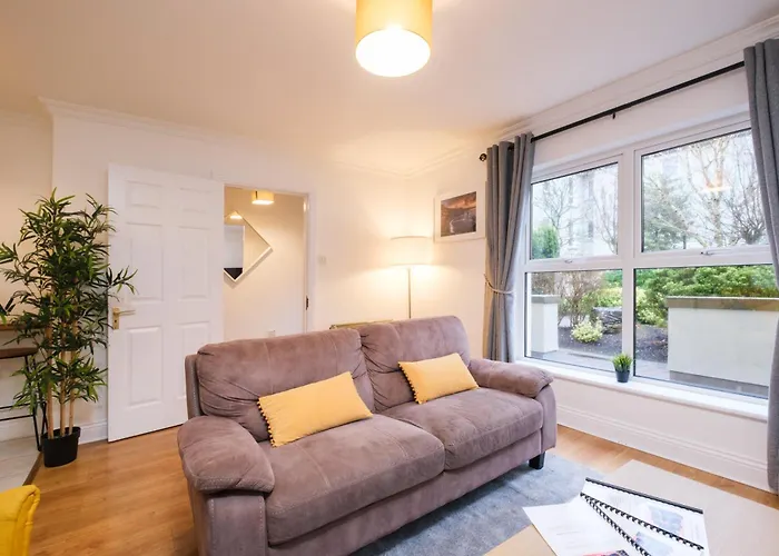 Stylish City Centre Townhouse, Sleeps 12 With Parking Galway
