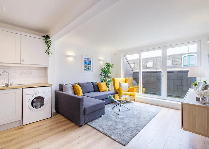 Luxury Modern Penthouse, City Centre, Sleeps 6 Galway