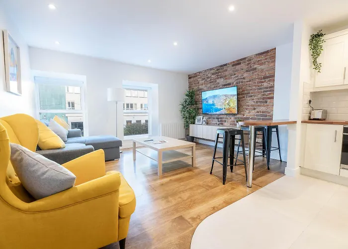 Modern Canal View Home, In City Centre, Sleeps 8 Galway