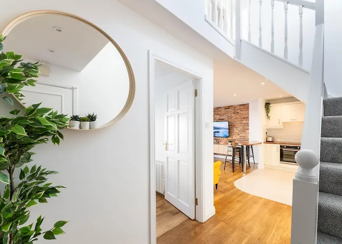 Modern Canal View Home, In City Centre, Sleeps 8 Galway
