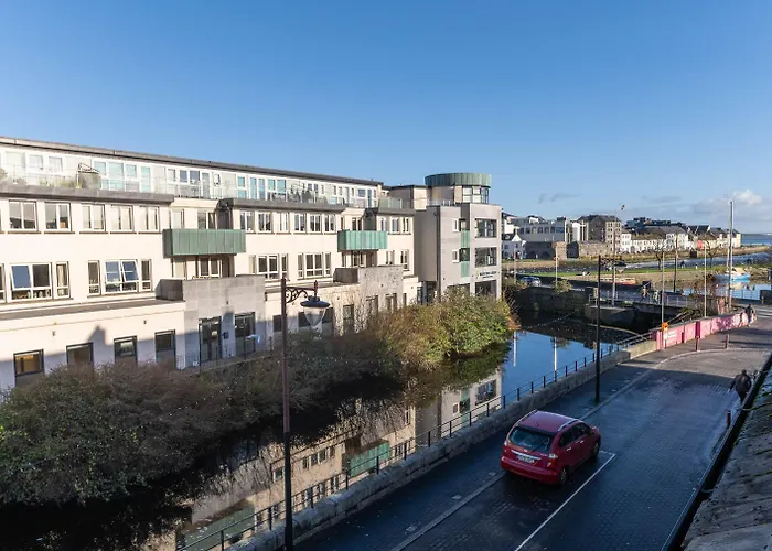 Modern Canal View Home, In City Centre, Sleeps 8 Galway