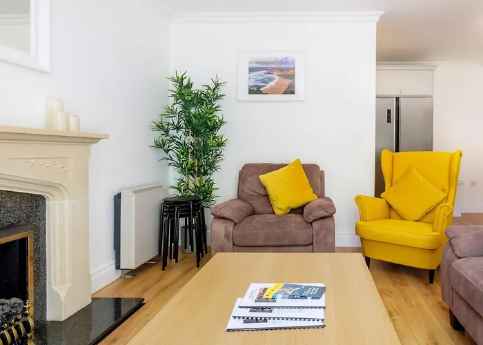 Stylish & Modern 6-Bed City Townhouse W/Parking Galway