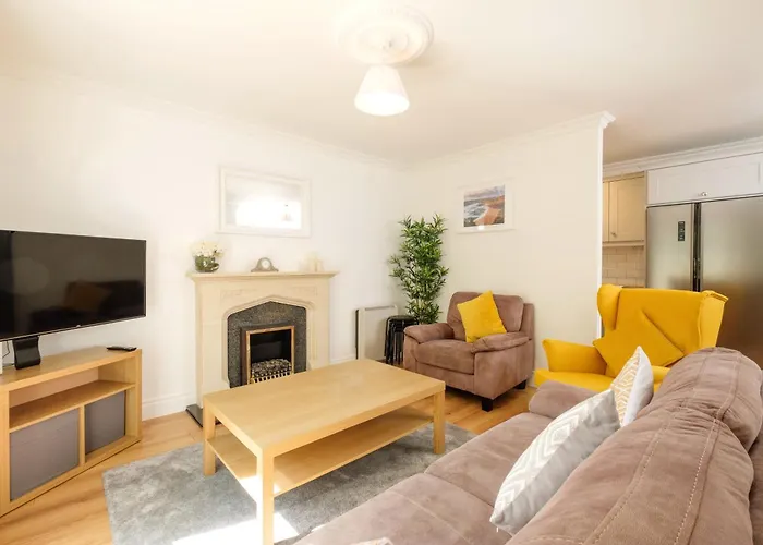 Stylish & Modern 6-Bed City Townhouse W/Parking Galway