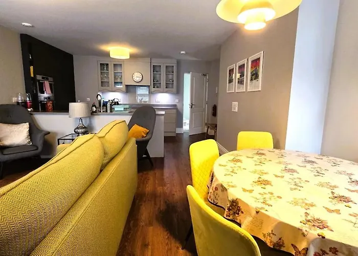 Modern City Centre Luxury - Sleeps 6 Galway