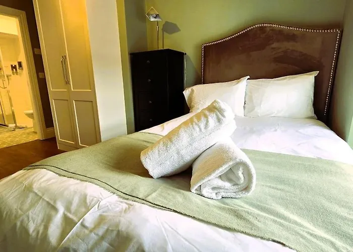 Modern City Centre Luxury - Sleeps 6 Galway
