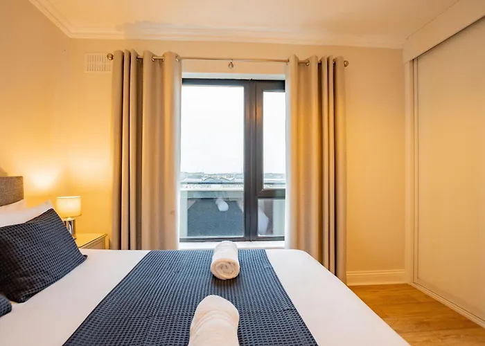 Dockside Penthouse - Free Parking Apartment Galway