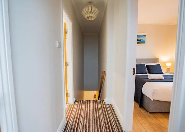 Dockside Penthouse - Free Parking Apartment Galway