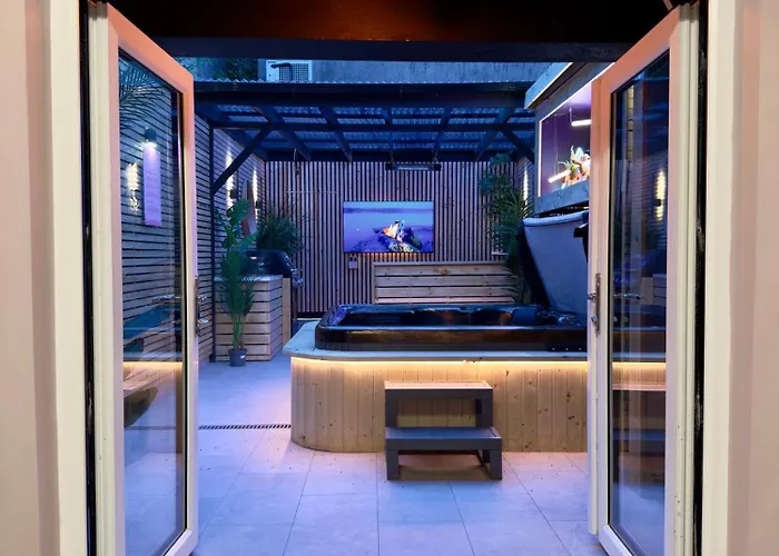 Stylish City Centre Hideaway & Private Hot Tub Galway