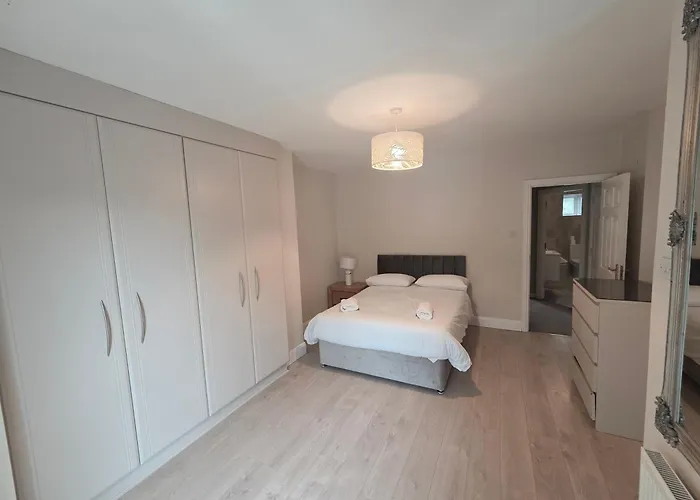 Stylish Spacious 4 Bedroom House Galway